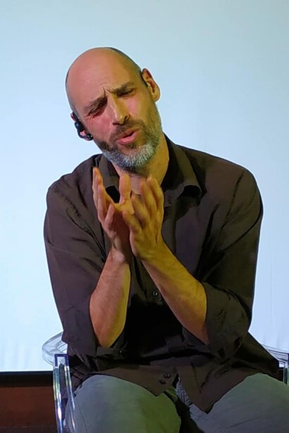 Claudio Tomaello durante lo spettacolo Adulti e Vaccinati