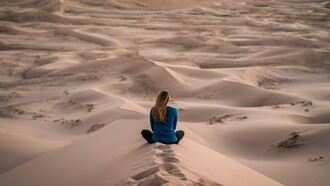Vou percebendo que a medida que somos precisos e atentos, enquanto aprofundamos nas correntes, vai se assentando discernimento na mente, e a necessidade dessa escuta profunda, num é dona Alma? De poder sentir os impulsos da criação, a circulação de luz por todas as células do Corpocasa. É um processo gradual e lento, mas não faltam informações e sinais das correntes internas para o novo ordenamento do ser, se estamos mergulhados nesta comunicação