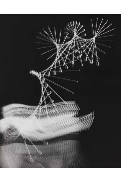 The Flight of a Baton, 60 Flashes per Second, 1953 - Black & White © Harold Edgerton, MIT, 2015, courtesy of Palm Press, Inc.
