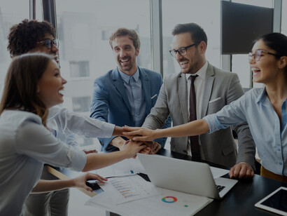 Equipo de trabajo celebra sus resultados. Los trabajadores del siglo XXI aspiran en su carrera a algo más que dinero y bienes materiales