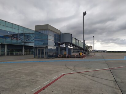 Me pidió que le escuchara porque necesitaba contarme una historia que había intentado escribir sin éxito.
Plataforma de estacionamiento de aeronaves y terminal de embarque del aeropuerto de Santander, Cantabria, España