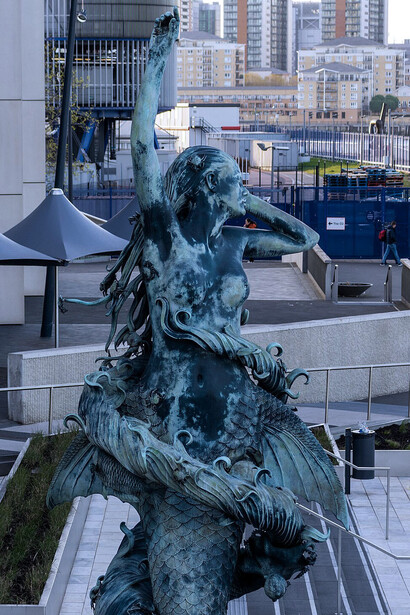 Damien Hirst, „Meerjungfrau“ (Bronze, 2017) . Greenwich Peninsula, am Themse-Ufer,  London