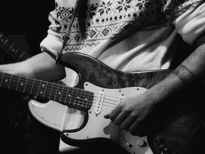 Entre conversaciones improvisadas y referencias al rock, Sigfrido se presenta como una figura inclasificable, alguien que parece haber encontrado una forma propia de habitar el mundo