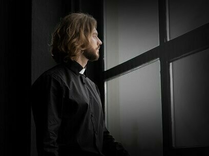 Un regard vers la vitre, vers ce dehors qui semble si proche et pourtant séparé. Entre le verre et le monde, il y a ce mince espace où s’est glissée la distance moderne