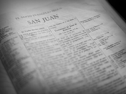 El Antiguo Testamento combina narrativas de guerra y mandatos divinos con principios de misericordia, mostrando la tensión entre la justicia divina y el valor de la vida humana