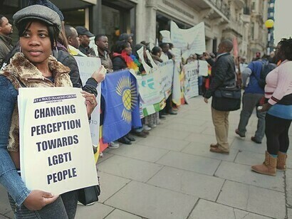 Rassemblement à Londres devant le siège du Secrétariat du Commonwealth pour demander qu'une plus grande égalité pour les personnes LGBT soit inscrite à l'ordre du jour du sommet de novembre, Angleterre.