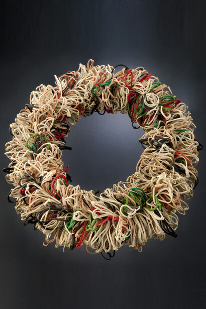 Yael Krakowski, Born in Tiberias, Israel, in 1962, Gummi Necklace, 2000, Rubber bands, cotton thread, polyester thread, Gift of the Galerie Noel Guyomarc'h. Photo MMFA, Christine Guest
