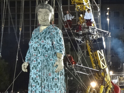 La madre, de la compañía de teatro callejero Royal de Luxe que pasea sus marionetas que miden entre 6 y 8 metros de altura por las calles de Ginebra, Suiza