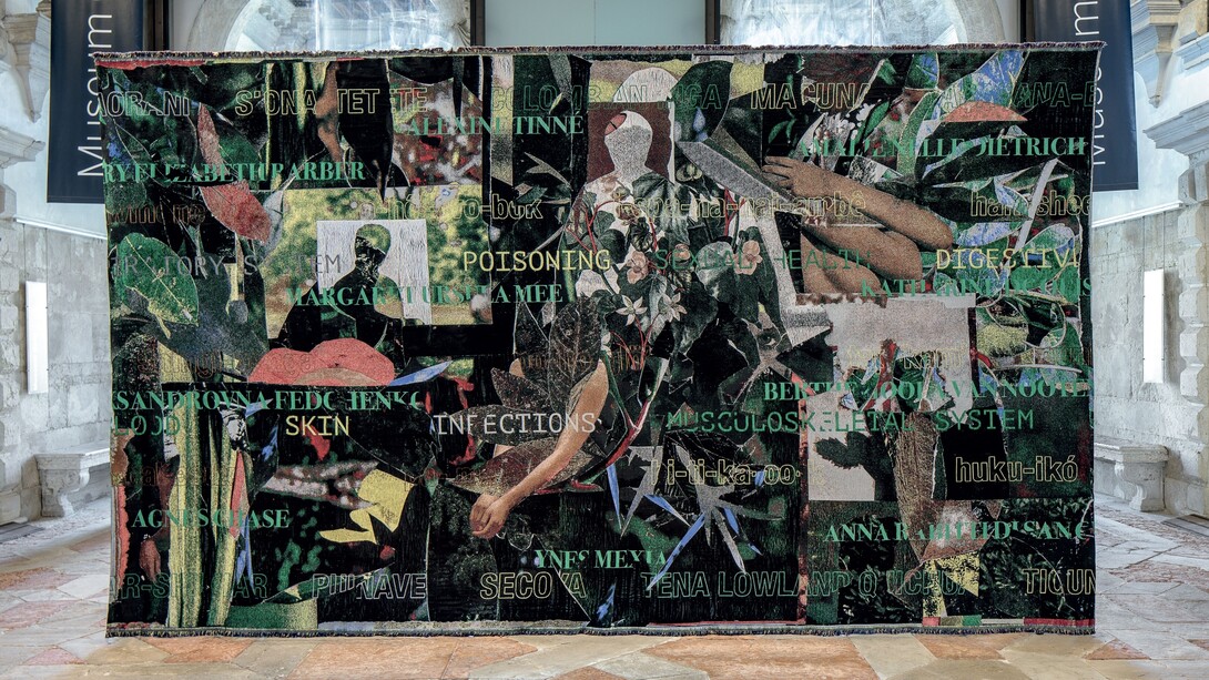 Lucia Veronesi, La desinenza estinta, 2024. Tessuto jacquard effetto lampasso di trame 300 x 500 cm. Installation view, Ca’Pesaro Galleria Internazionale d’Arte Moderna, Venezia, ph. Francesco Allegretto