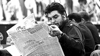 Che Guevara lendo o jornal La Nación em Punta del Este, Uruguay, 1961