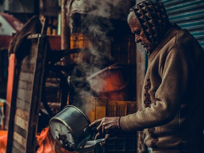 Street food a Srinagar, India: "La poesia era lì davanti ai miei occhi e anche dentro di me, nel sudore dei miei vestiti anche loro ormai laceri, nell’odore del mio corpo, soprattutto nelle mie mani, sporchissime ma pur sempre belle, instancabili amiche"