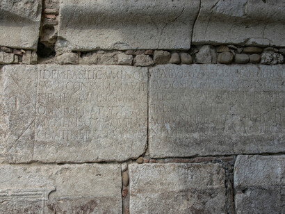 Il Ponte Leproso, ponte di origine romana tramite il quale la Via Appia entrava a Benevento. Iscrizione riguardante i giochi gladiatori. Benevento, Italia