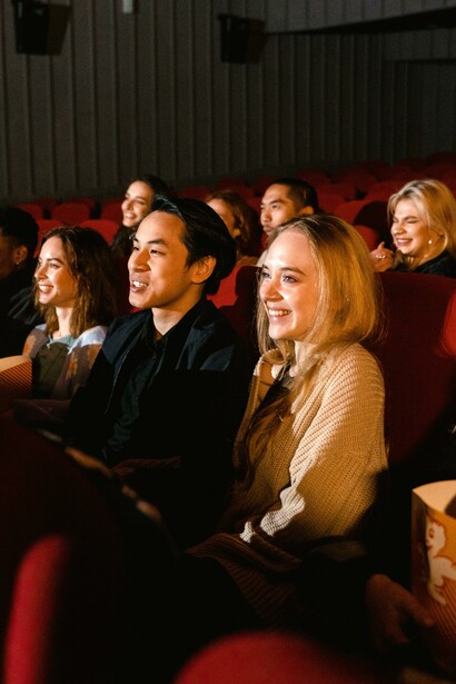 Pessoas assistem um filme no cinema