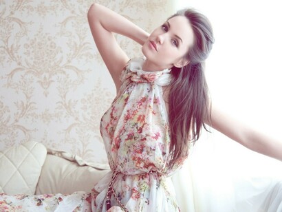 Chica con una blusa con estampado de flores