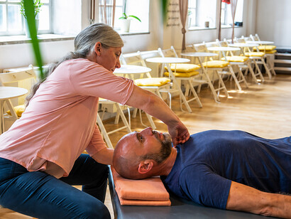 A psychosomatic therapy session centred on somatic movement, body awareness, and mindfulness practices inspired by the Feldenkrais Method