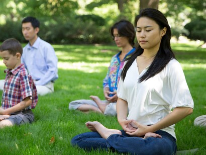 I praticanti del Falun Gong (chiamato anche Falun Dafa) tengono le mani nella posizione “jeiyin” mentre eseguono il quinto esercizio (una meditazione seduta) del Falun Gong a Toronto