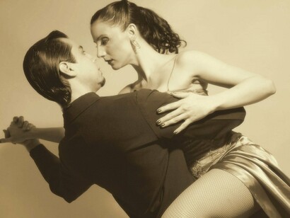 Una pareja realiza un baile sensual