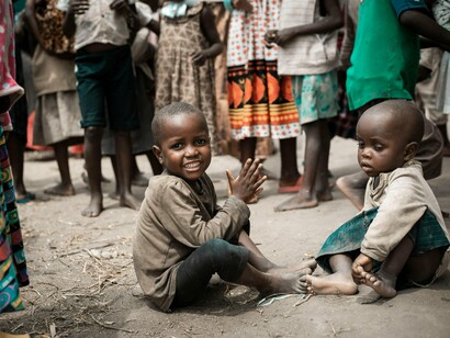 Cresce de tempo em tempo um movimento pouco comum envolvendo crianças que empurram cadeirantes pelas artérias da cidade de Maputo, principalmente na avenida Julius Nyerere. Não é preciso buscar muito para encontrar, de semáforo em semáforo, crianças que deambulam para pedir esmola
