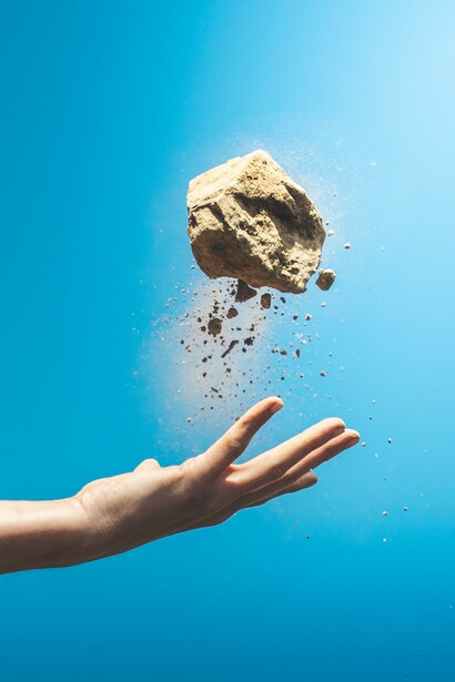 La piedra, si fuera consciente, no habría esperado la aparición de la física para tener la impresión de caer libremente