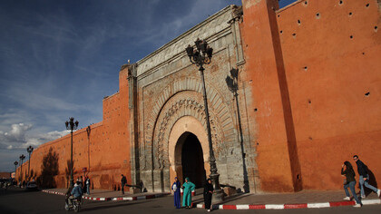 Les remparts de la ville de Marrakech au Maroc ne ferment pas la ville : ils protègent ce qu’elle garde de plus précieux. Derrière ces murs couleur terre battue, neuf siècles d’histoires continuent de respirer