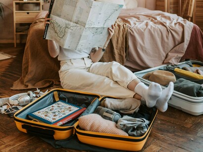 A viagem das malas está cheia de surpresas electrónicas; de lombas mecânicas, de mãos a imprimir impressões digitais…é uma viagem sinuosa e inquieta que termina só com o nosso olhar expectante em cima delas e as mãos conhecidas a afagá-la como se fosse um nosso familiar próximo que desejamos ver de boa saúde! É preciso LER, no sentido de interpretar, estas preciosas malas; esta preciosa bagagem, afectiva, cultural...
