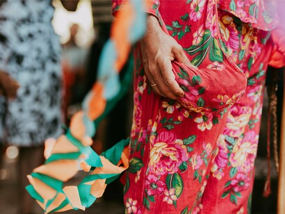 Os olhos de criança via tudo com curiosidade e admiração; as danças, os chapéus enfeitados, as roupas coloridas, muitas fitas e os acessórios teatrais representando os três Reis Magos e os personagens foliões