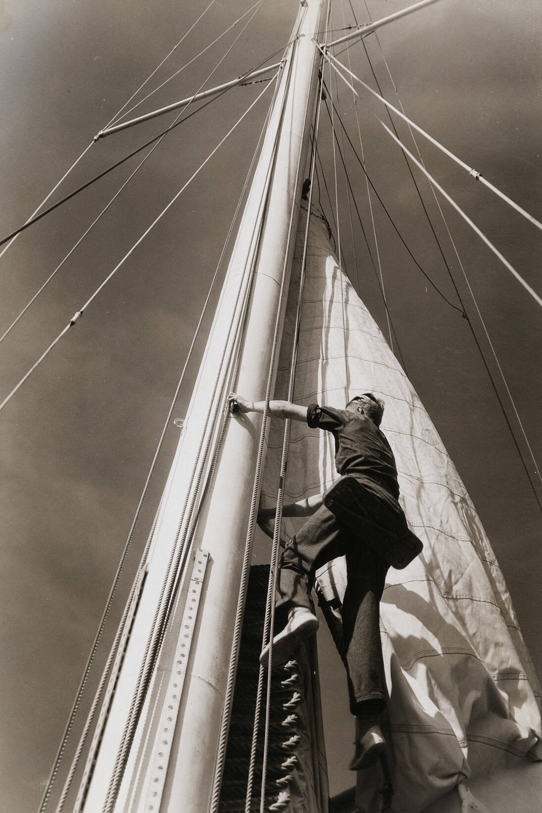Margaret Bourke-White (1904 – 1971), “America’s Cup, Sailor Climing up Mast of the Endeavour”. August 31, 1934, silver gelatin print on glossy fibre paper, printed by September 15, 1934, 24,3 (25,6) x 17,6 (20,2) cm, © Estate of Margaret Bourke-White, courtesy Daniel Blau