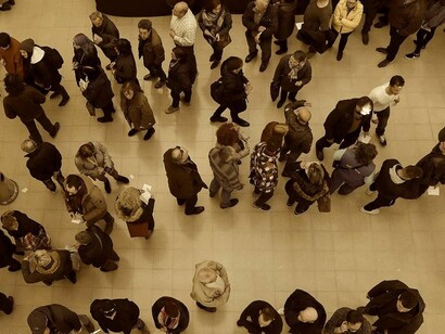Una imagen típica de un día de elecciones: colas en el colegio electoral