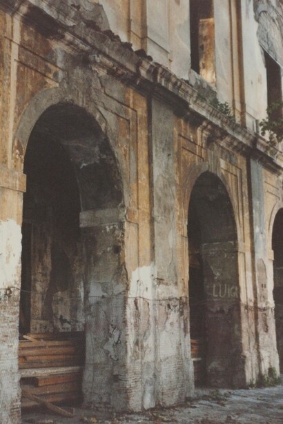 La storia della caserma è anche segnata dalla resistenza opposta dai soldati italiani e dai cittadini di Nola contro le truppe tedesche durante la Seconda guerra mondiale, un evento che culminò con la tragica esecuzione di dieci militari italiani l'11 settembre 1943. Immagine presa dal Catalogo Generale dei Beni Culturali, Nola (NA)

