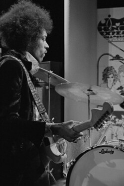 Jimi Hendrix durante un'esibizione della Jimi Hendrix Experience per il programma televisivo olandese Hoepla, (1967)