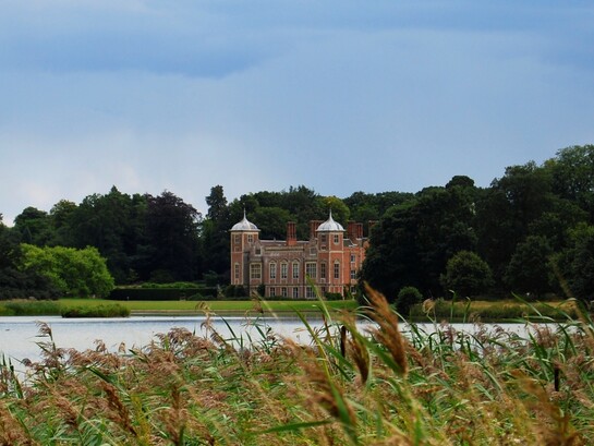 Blickling Hall e la tenuta vista dal lago, contea di Norfolk, UK