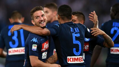 I giocatori del Napoli celebrano la vittoria contro la Lazio