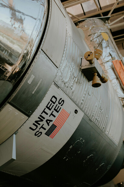 A tecnologia de foguetes, como o V-2, desenvolvida na Segunda Guerra Mundial, impulsionou a exploração espacial, com foguetes hoje sendo usados para lançar satélites e transportar astronautas