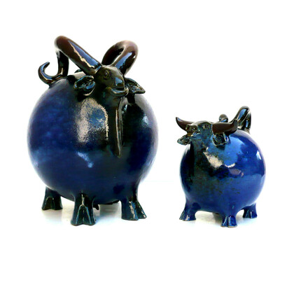 Dois minotauros feitos de cerâmica