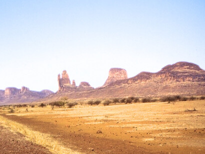 Près de Hombori (Mali), les falaises de la Main de Fatima émergent de la plaine malienne dans une allure presque mystique, entre légende sahélienne et puissance minérale