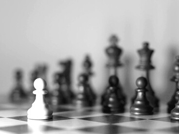 Le sue dimissioni, motivate da un rifiuto dell’interventismo, non sono soltanto un gesto personale, ma l’emersione di una tensione più ampia all’interno del mondo conservatore americano