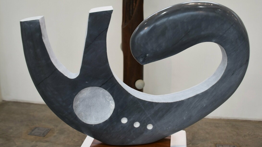 Domingo Ramos, "Escorpión", escultura de mármol gris, 2024