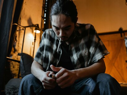 Destruir-se para conseguir, assim como procurar ser diferente do que se é, e do que se vivencia, para encaixar e realizar palavras, rótulos e experiências valorizadas, é desumanizador. É como se houvesse um acerto: a destruição do que existe para conseguir ser outra pessoa