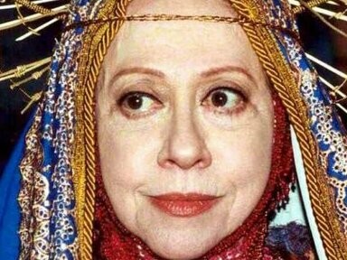 Fernanda Montenegro em O auto da compadecida. Na pequena cidade de Taperoá os dois se envolvem até mesmo com os cangaceiros da região que acaba de fato por resultar na morte de João Grilo pelos cangaceiros, que além dele mata os coadjuvantes, exceto Chicó