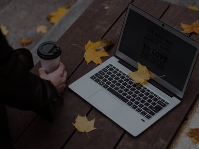 Homem toma um café enquanto trabalha