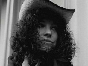 Mulher com chapéu de cowboy. Os Estados Unidos são uma nação jovem, se comparada aos séculos de história dos países europeus, por exemplo
