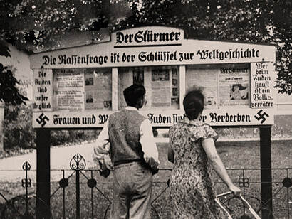 Una pareja lee el tabloide semanal de ideología nazi y antisemita «Der Stürmer»