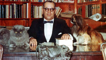 João Guimarães Rosa em sua biblioteca particular junto aos seus gatos e cachorro