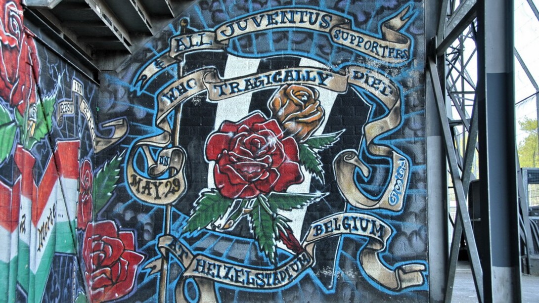 "In memoria dei tifosi morti prima della finale di Coppa Europa Juventus-Liverpool allo stadio Heysel di Bruxelles nel maggio 1985". Questo graffito si trova anche sul fondo della tribuna Aad Mansveld.
Questo stadio sarà demolito alla fine del 2007