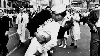 V-J Day in Times Square (también conocida como V-Day y The Kiss), la famosa fotografía de Alfred Eisenstaedt