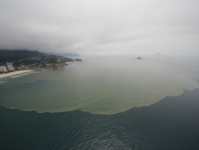 Esgoto, cianobactérias e sedimentos chagando na praia da Barra através do canal da Joatinga que escoa as águas contaminadas do Sistema Lagunar de Jacarepaguá