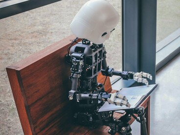 A ideia de que a IA “expõe” quem sabe usá-la também se aplica às instituições. Organizações que integram a tecnologia de forma estratégica tendem a ser mais eficientes e inovadoras. Já aquelas que resistem ou adotam soluções tecnológicas sem planejamento revelam fragilidades estruturais, falta de visão e despreparo para lidar com mudanças. A inteligência artificial, nesse sentido, atua como um catalisador de transformações, tornando visíveis competências, lacunas e escolhas




