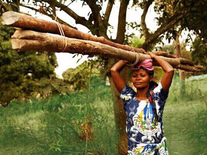 “El cuerpo está muy dolorido por el peso, pero no encuentro otra manera de dar de comer a mis hijos”. Suko Christiane. Gentileza de Fundación Fontilles, foto de Jordi Pla.
Kinshasa, RD del Congo