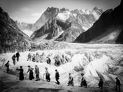 L’alpiniste Mary Paillon écrira un article sur le sujet officialisant trois tenues pour la femme en montagne, de la touriste à l’alpiniste aguerrie : toutes incluent le port peu pratique d’une jupe
