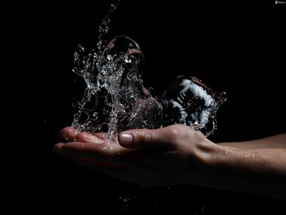 Agua sobre las manos
